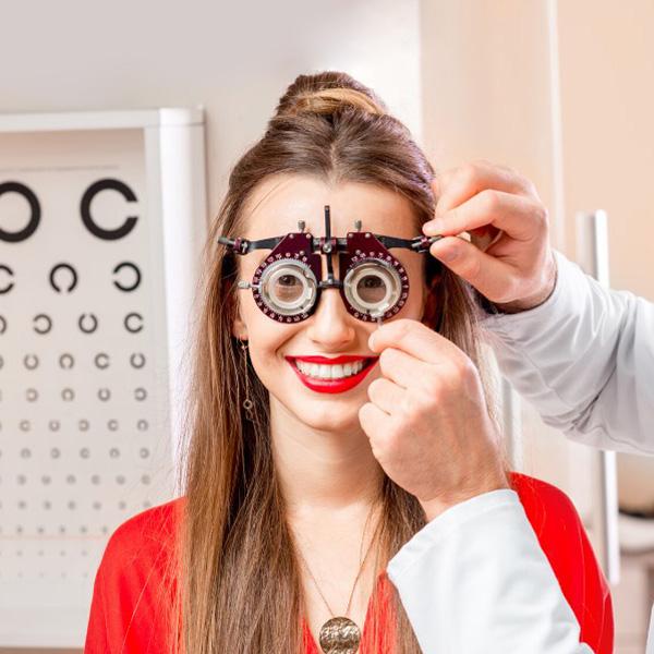 kobieta podczas badani wzroku